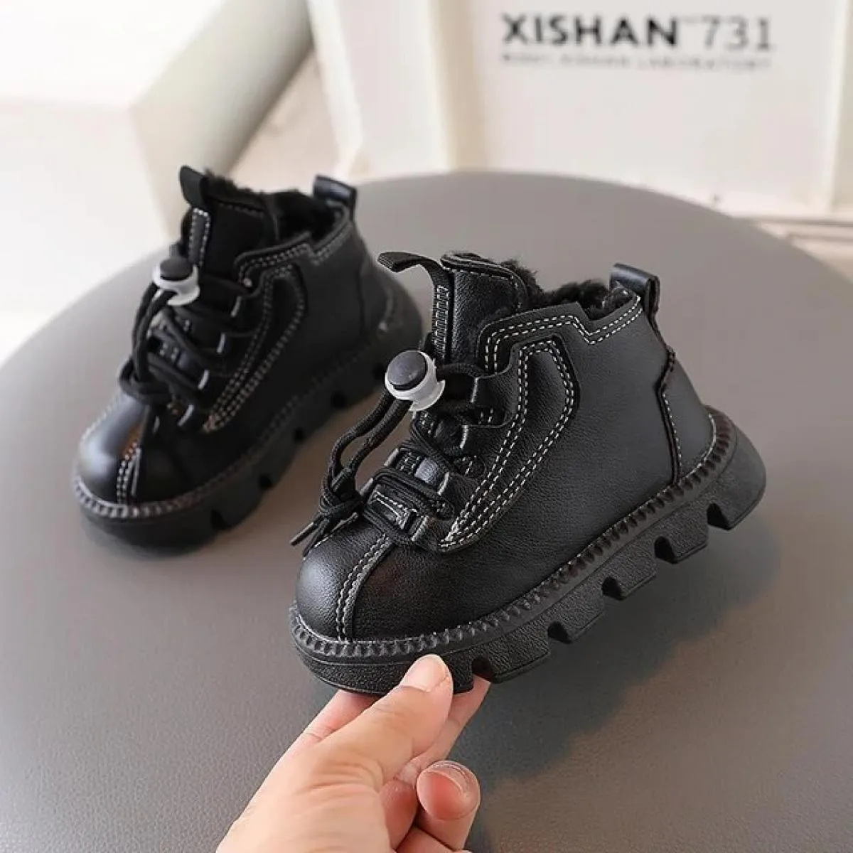 2024 autunno inverno ragazze stivali moda bambino scarpe da ragazzo peluche caldo scarpe da bambina scarpe Casual stivali corti