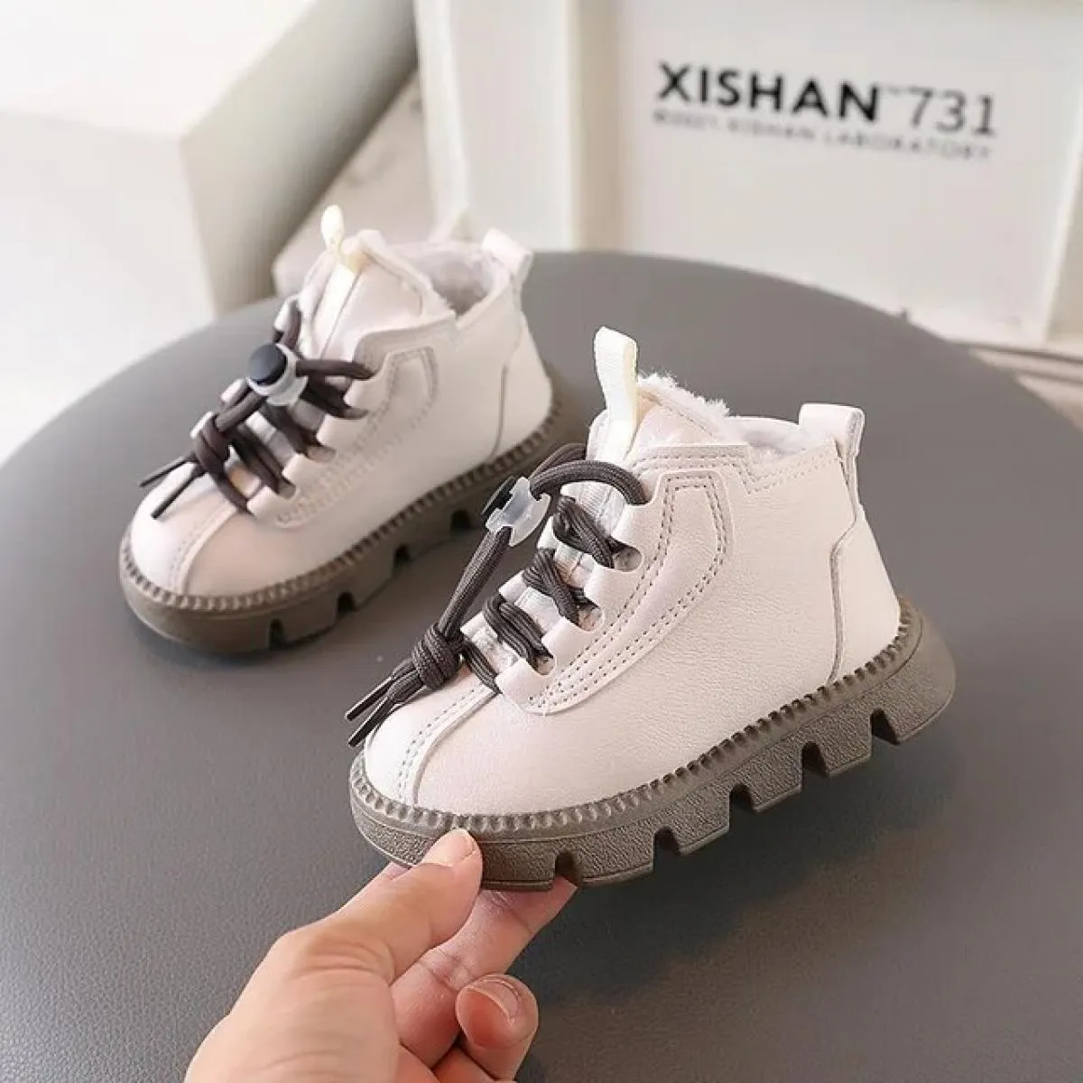 2024 autunno inverno ragazze stivali moda bambino scarpe da ragazzo peluche caldo scarpe da bambina scarpe Casual stivali corti