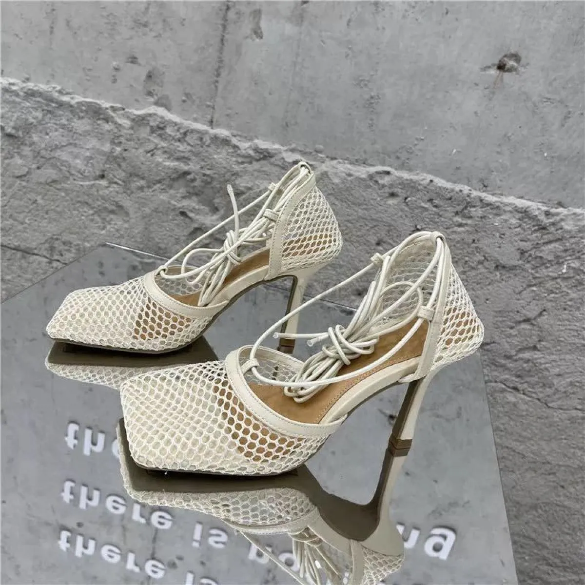 2024 Estate Nuovo Giallo Mesh Pompe Sandali Punta quadrata femminile Tacco alto Lace Up Cross-legato A spillo Scarpe eleganti