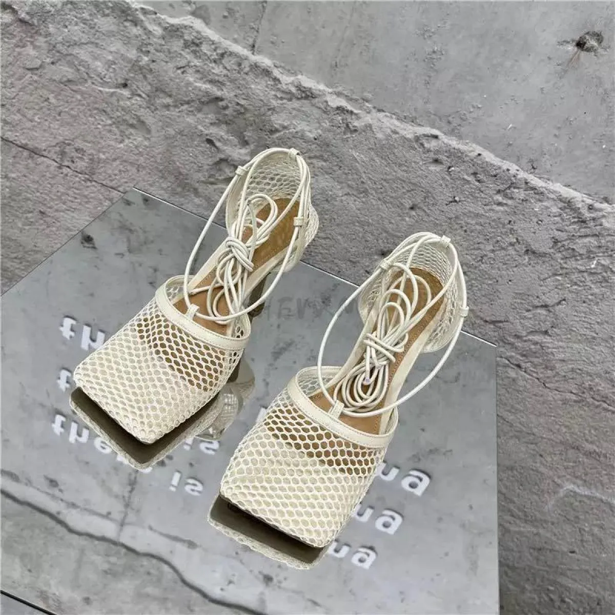 2024 Estate Nuovo Giallo Mesh Pompe Sandali Punta quadrata femminile Tacco alto Lace Up Cross-legato A spillo Scarpe eleganti