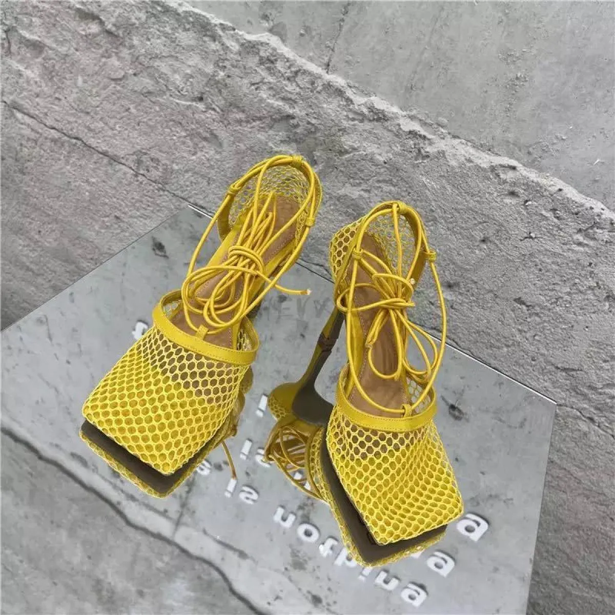 2024 Estate Nuovo Giallo Mesh Pompe Sandali Punta quadrata femminile Tacco alto Lace Up Cross-legato A spillo Scarpe eleganti