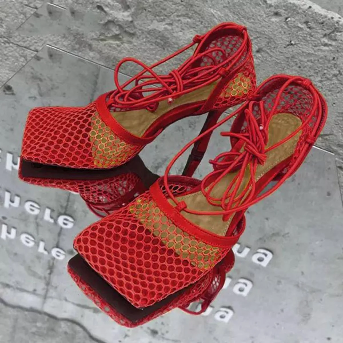2024 Estate Nuovo Giallo Mesh Pompe Sandali Punta quadrata femminile Tacco alto Lace Up Cross-legato A spillo Scarpe eleganti