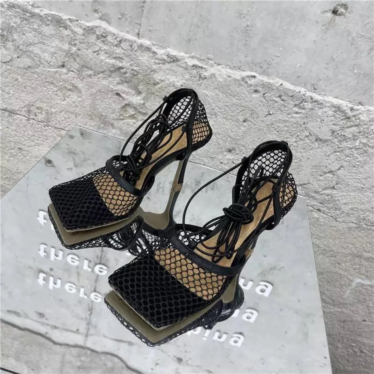 2024 Estate Nuovo Giallo Mesh Pompe Sandali Punta quadrata femminile Tacco alto Lace Up Cross-legato A spillo Scarpe eleganti