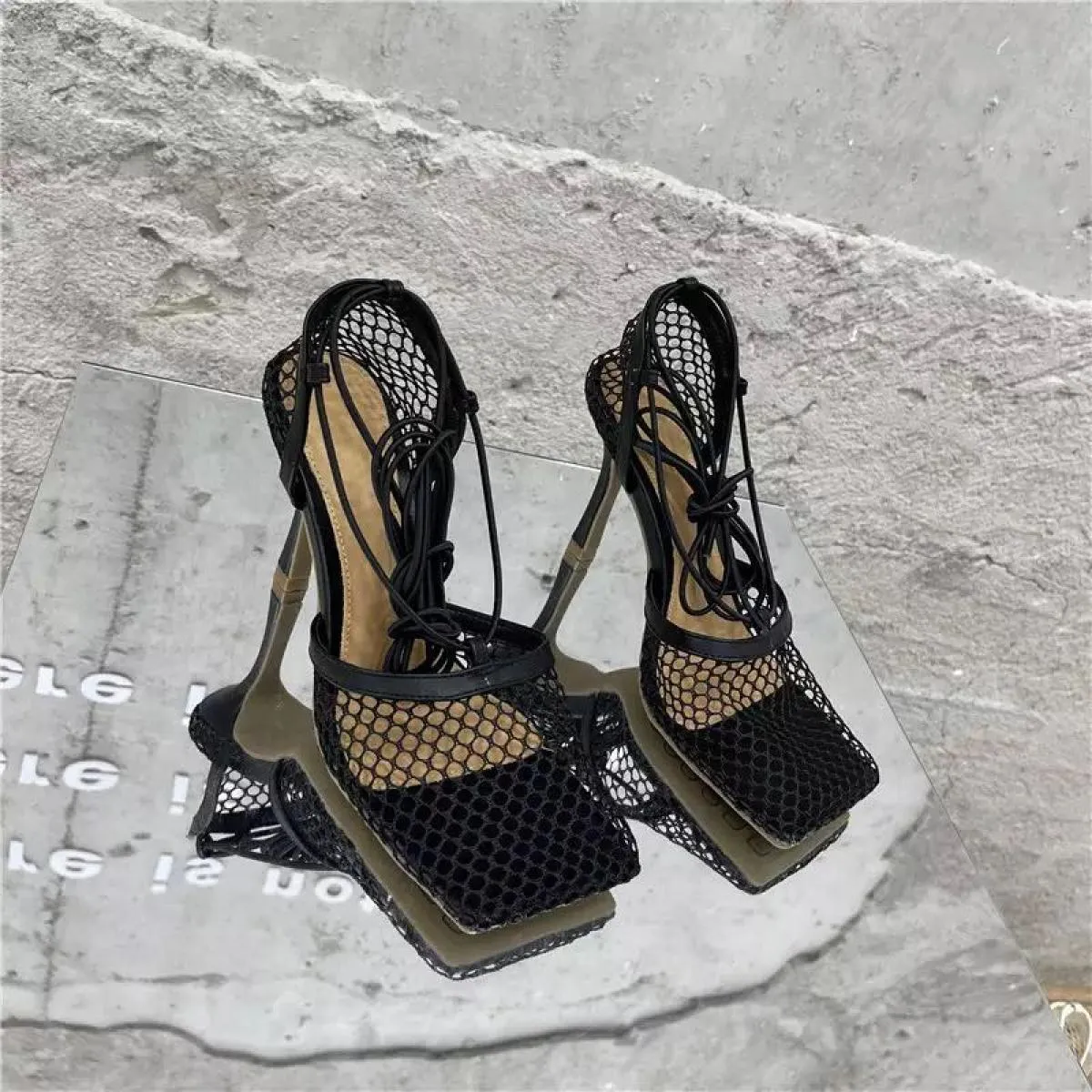 2024 Estate Nuovo Giallo Mesh Pompe Sandali Punta quadrata femminile Tacco alto Lace Up Cross-legato A spillo Scarpe eleganti