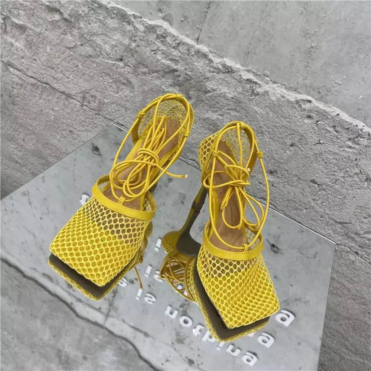 2024 Estate Nuovo Giallo Mesh Pompe Sandali Punta quadrata femminile Tacco alto Lace Up Cross-legato A spillo Scarpe eleganti