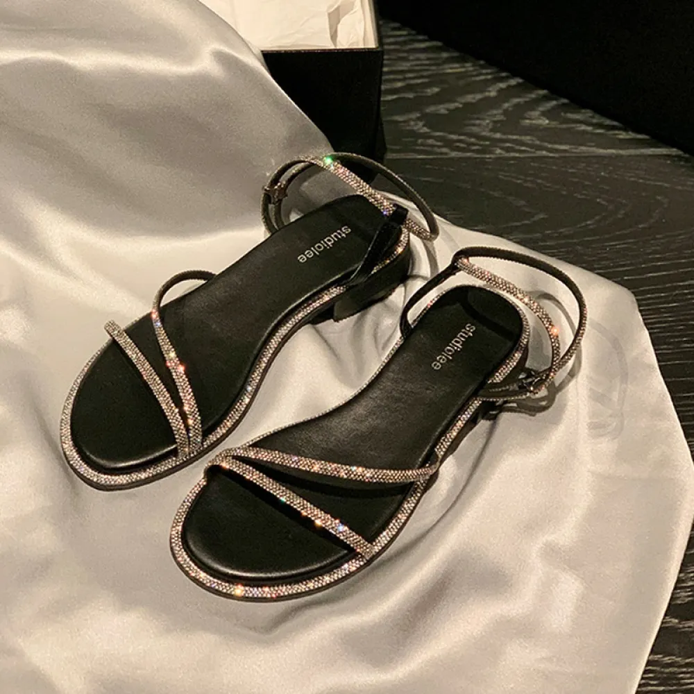 2024 nuovi sandali piatti con strass per donna capispalla estivi in ​​stile fata con sandali romani con cinturino alla gonna