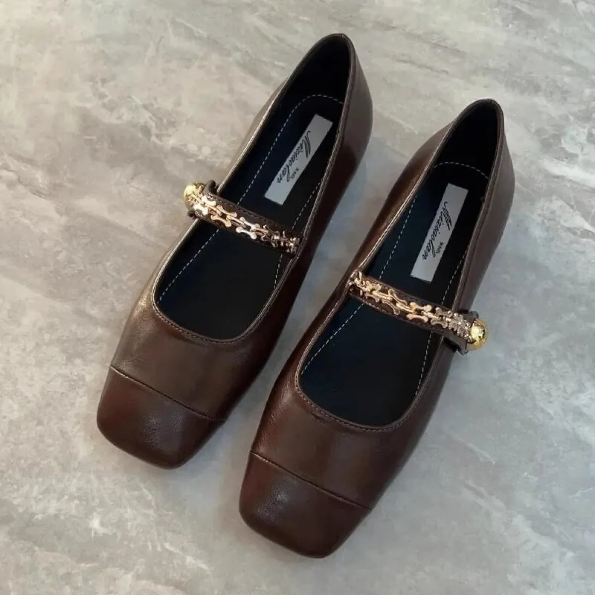 2024 Scarpe singole marroni primaverili Stile semplice Nuove scarpe piatte francesi belle eleganti da donna a testa quadrata