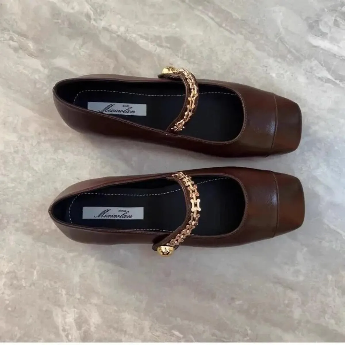2024 Scarpe singole marroni primaverili Stile semplice Nuove scarpe piatte francesi belle eleganti da donna a testa quadrata