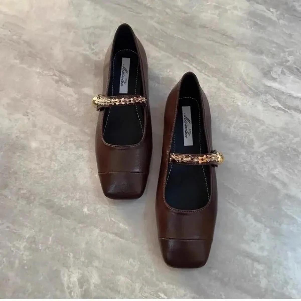 2024 Scarpe singole marroni primaverili Stile semplice Nuove scarpe piatte francesi belle eleganti da donna a testa quadrata