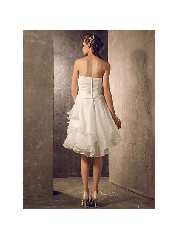 Abito da sposa corto lunghezza ginocchio con gonna vaporosa a balze in organza