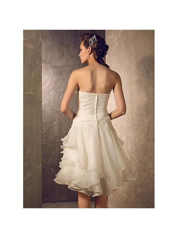 Abito da sposa corto lunghezza ginocchio con gonna vaporosa a balze in organza