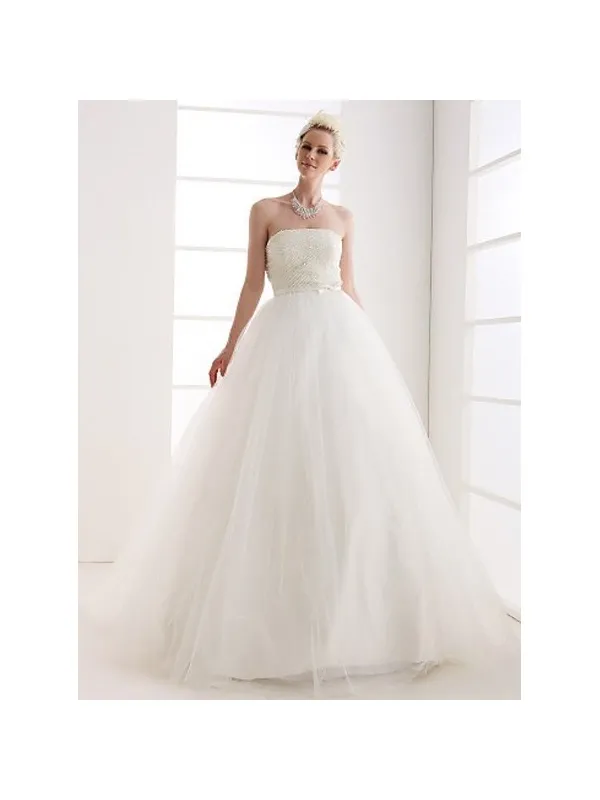 Abito da sposa minimal con corpetto pieno di perline e gonna morbida in tulle