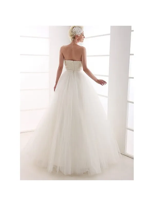 Abito da sposa minimal con corpetto pieno di perline e gonna morbida in tulle