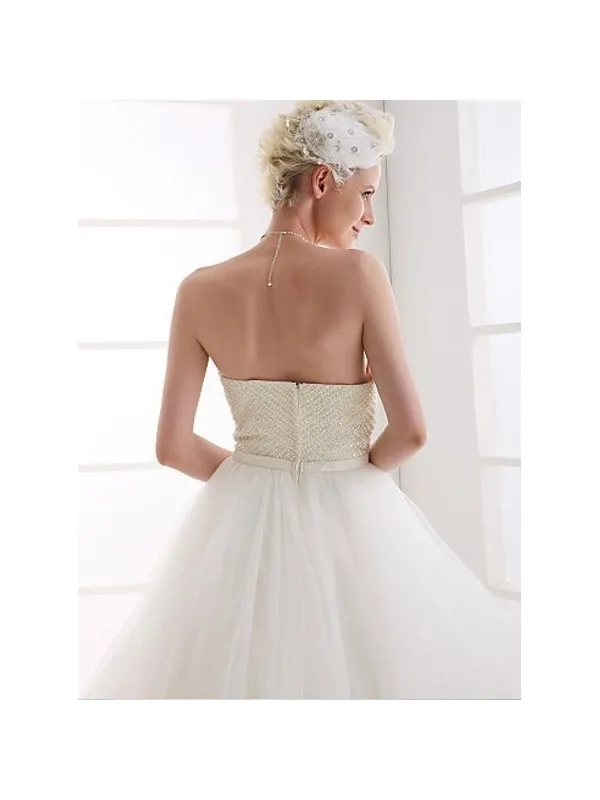 Abito da sposa minimal con corpetto pieno di perline e gonna morbida in tulle