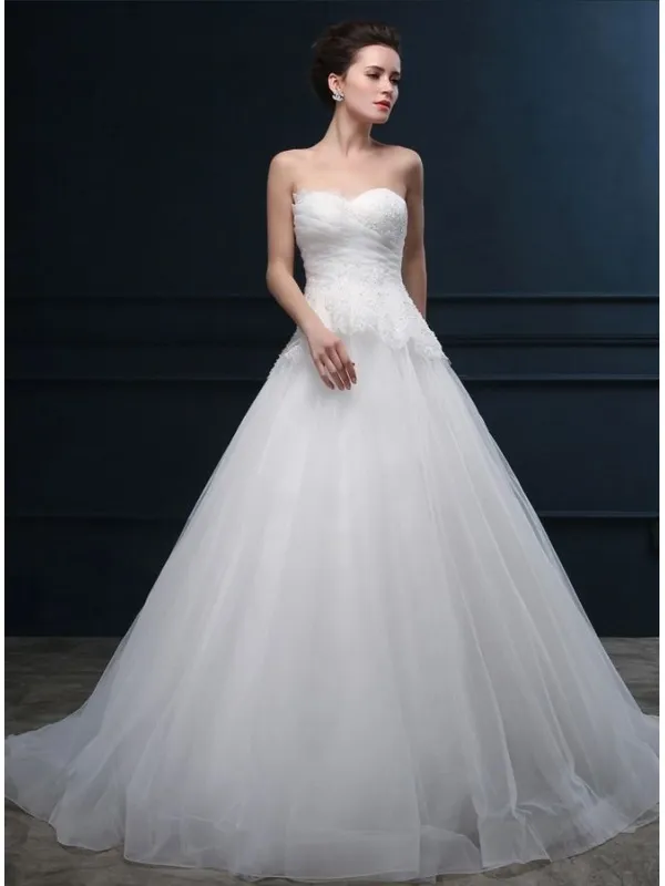 Abito da Sposa online con scollo a Cuore e gonna ampia in tulle con strascico