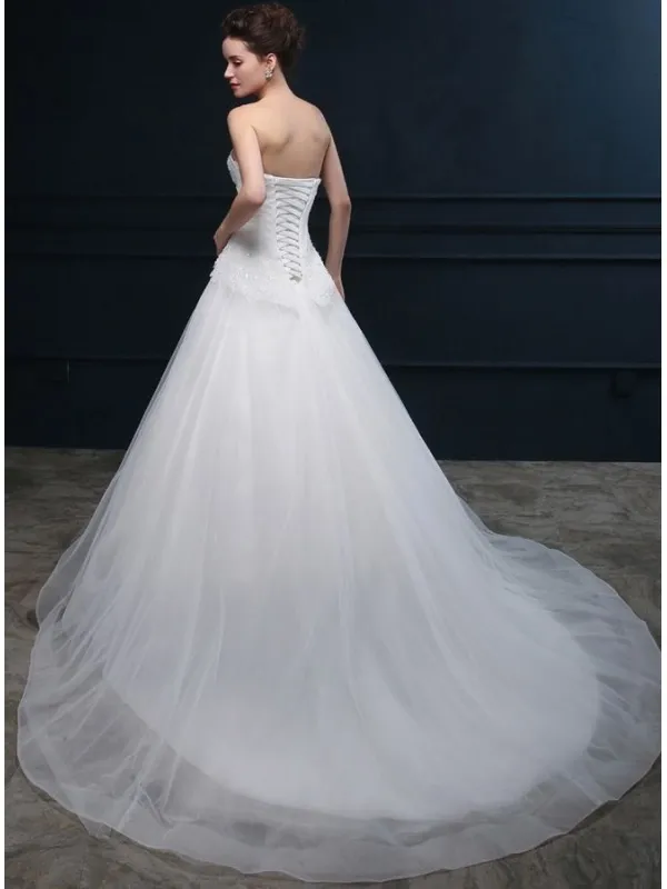 Abito da Sposa online con scollo a Cuore e gonna ampia in tulle con strascico