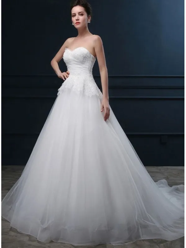 Abito da Sposa online con scollo a Cuore e gonna ampia in tulle con strascico