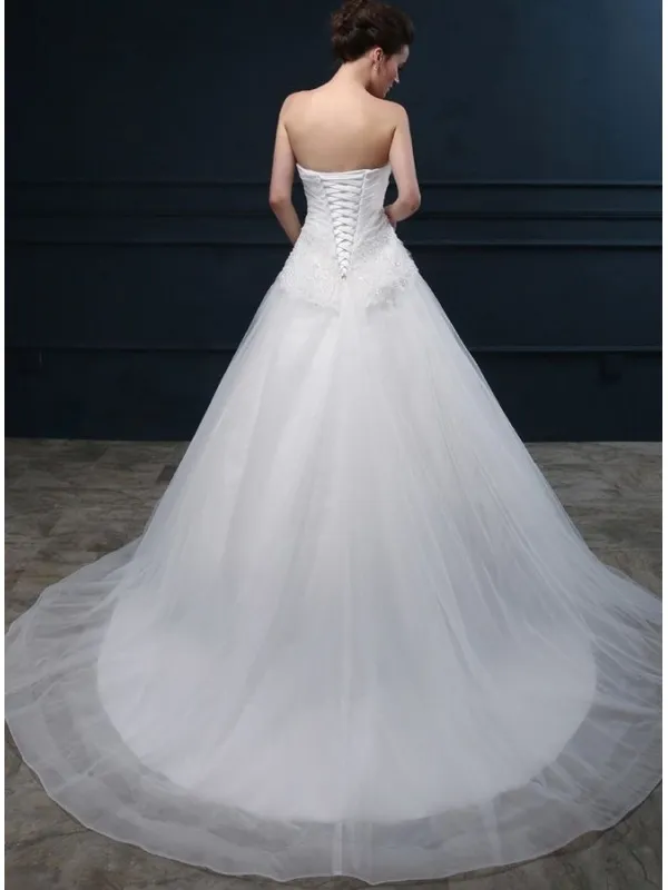 Abito da Sposa online con scollo a Cuore e gonna ampia in tulle con strascico
