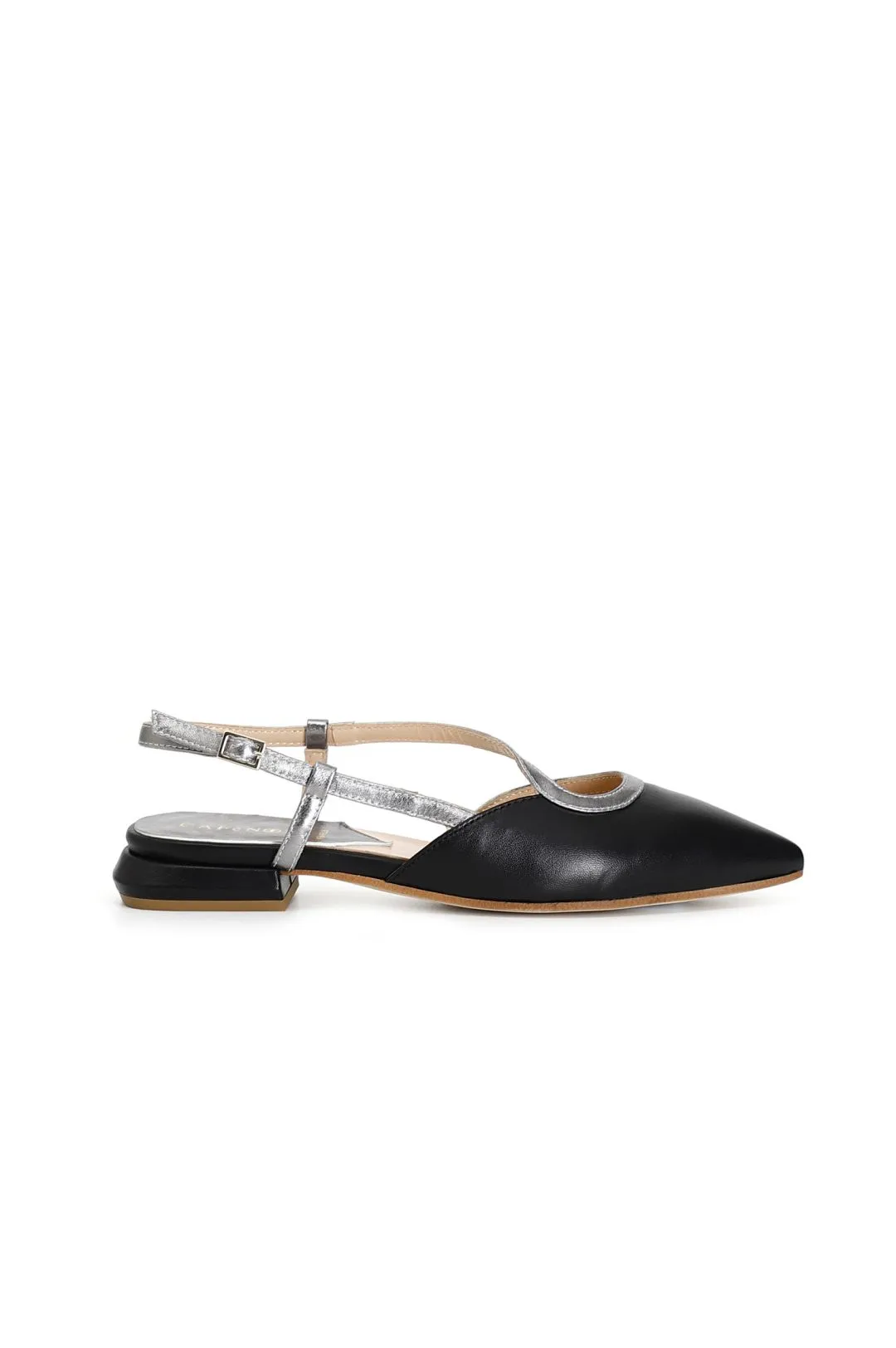 ballerine in nappa e laminato con cinturino e scollatura asimmetrica nero
