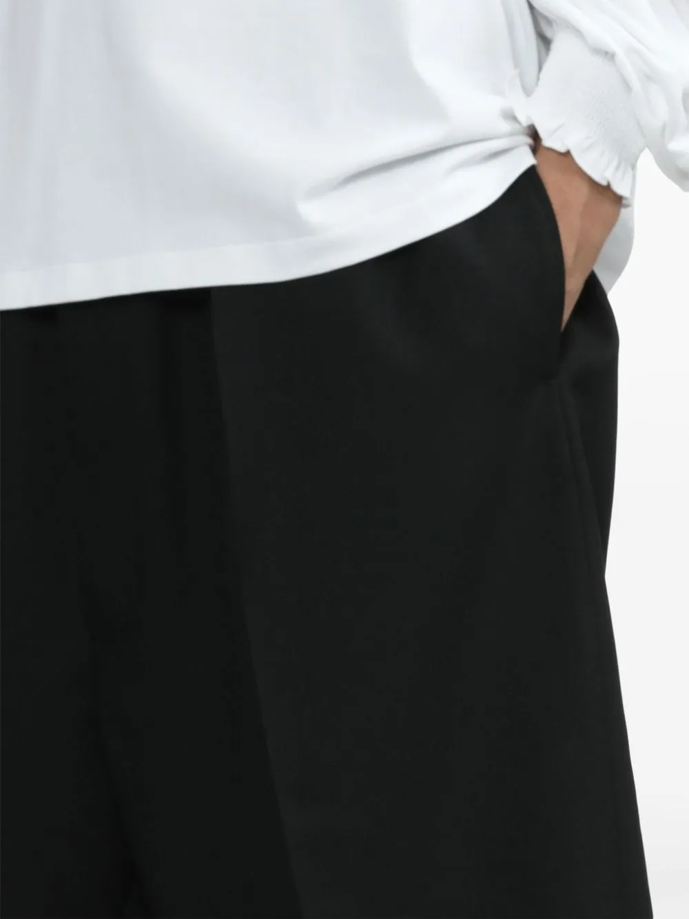 Bermuda con pieghe in nero - uomo