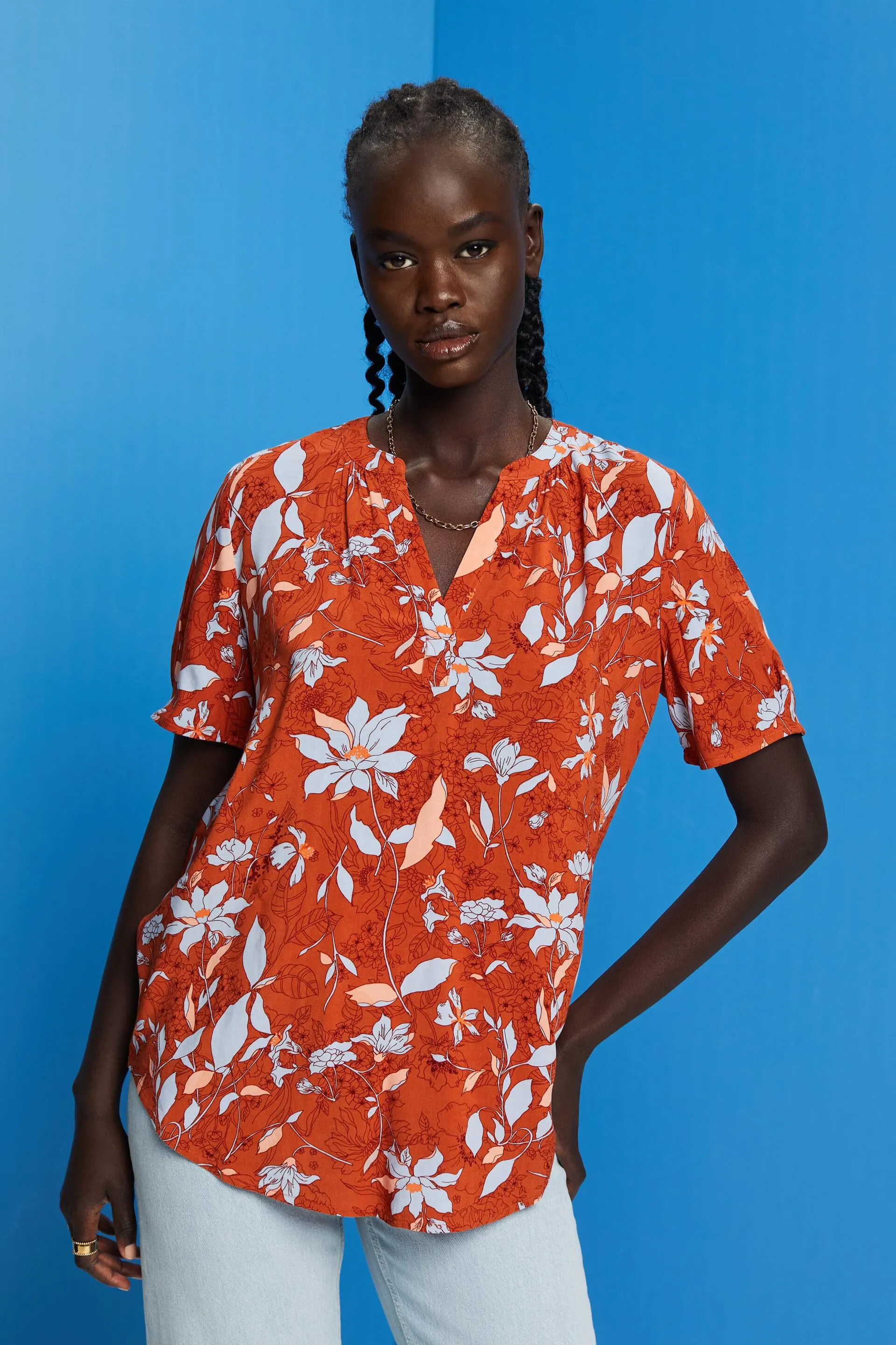 Blusa floreale con spacco sullo scollo