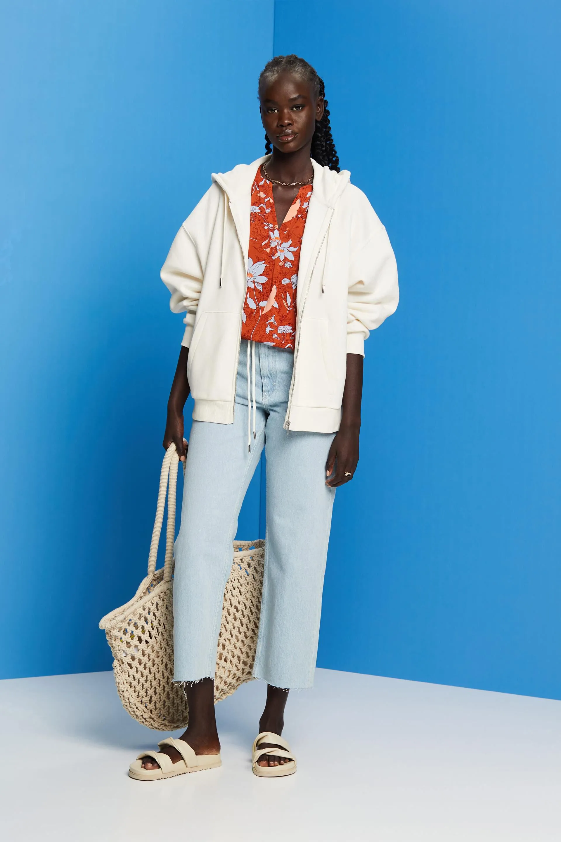Blusa floreale con spacco sullo scollo