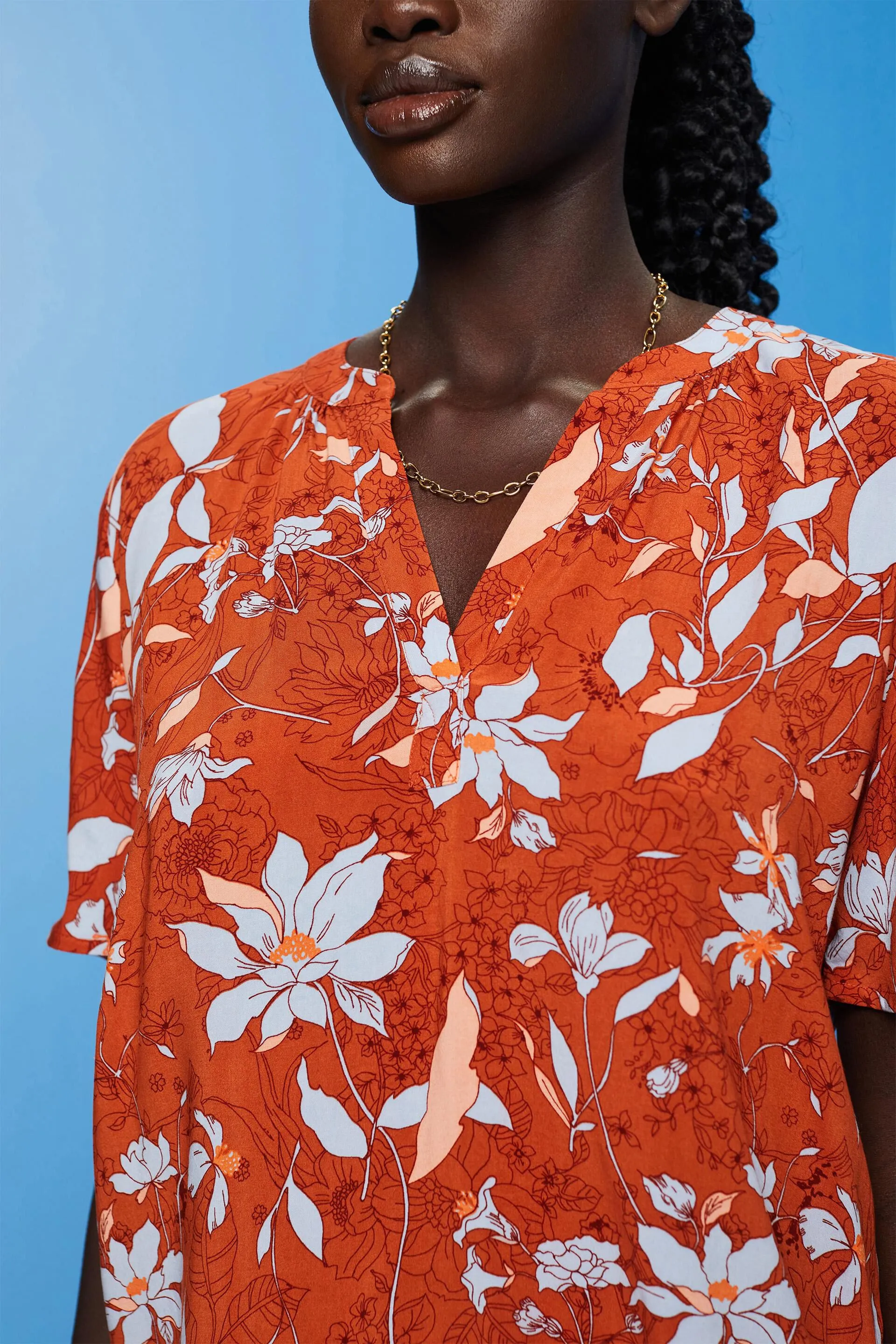 Blusa floreale con spacco sullo scollo