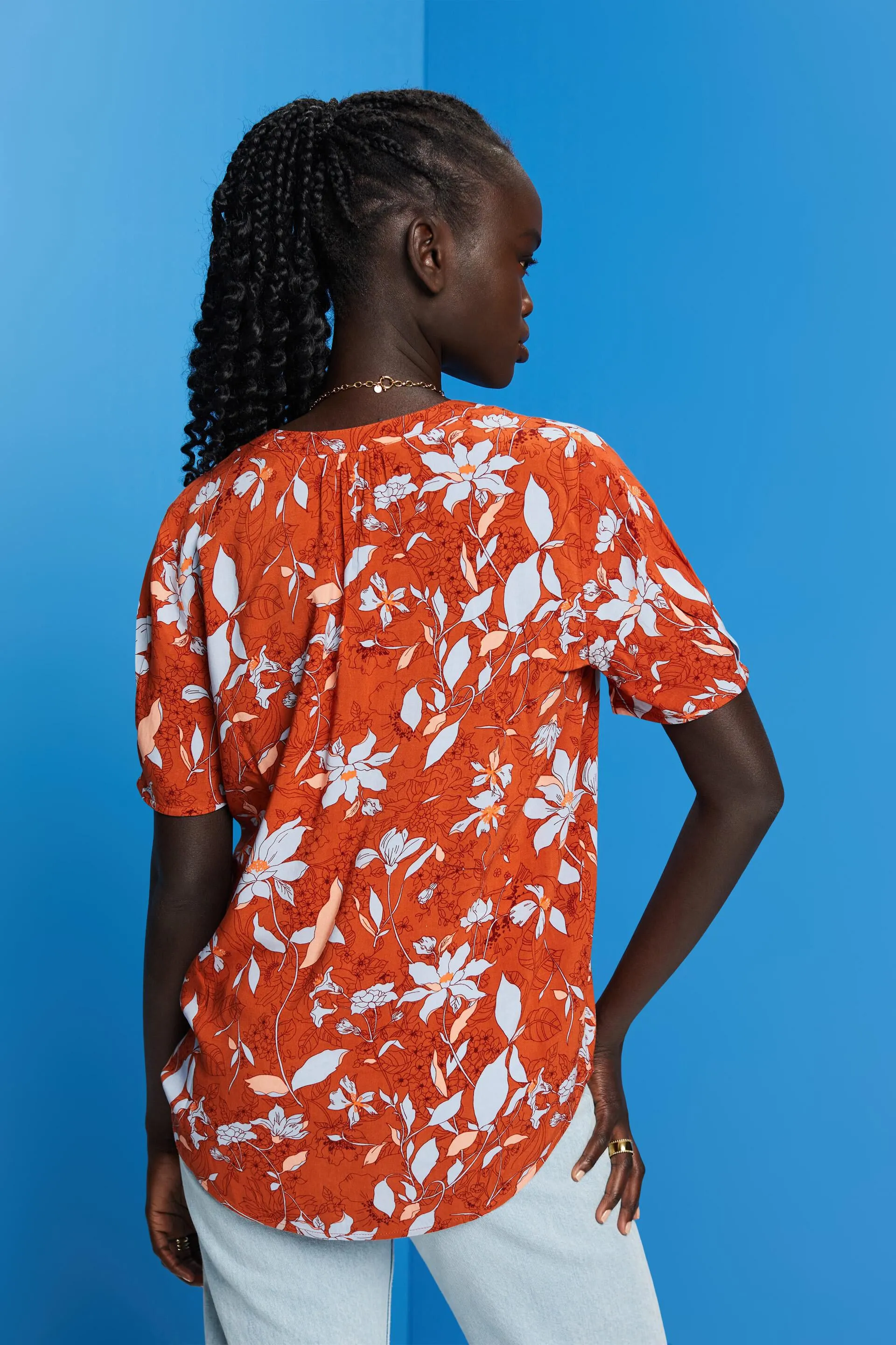 Blusa floreale con spacco sullo scollo