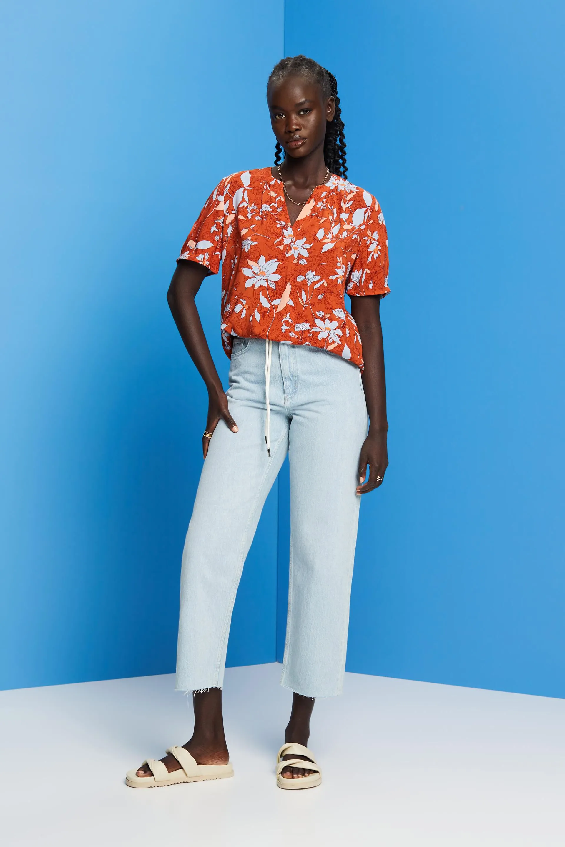 Blusa floreale con spacco sullo scollo