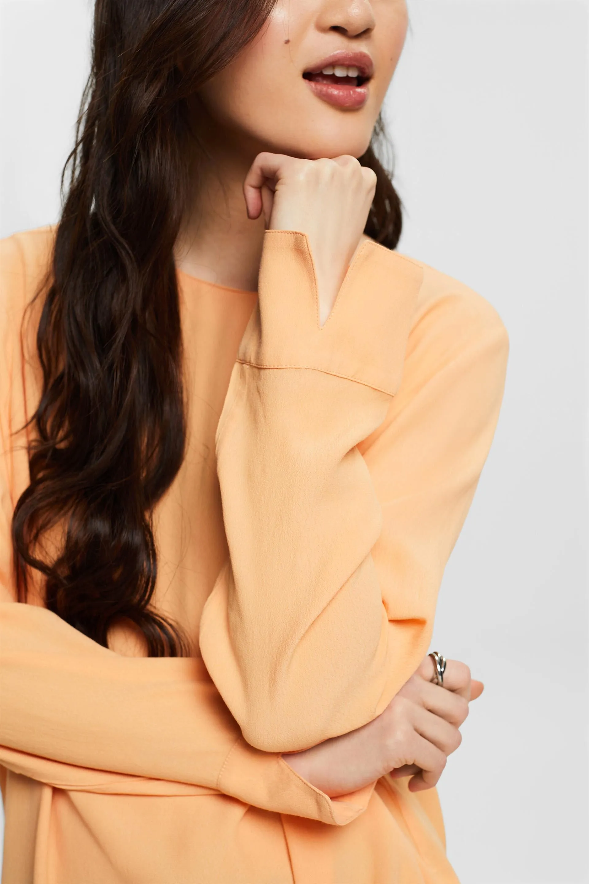 Blusa in crêpe a maniche lunghe