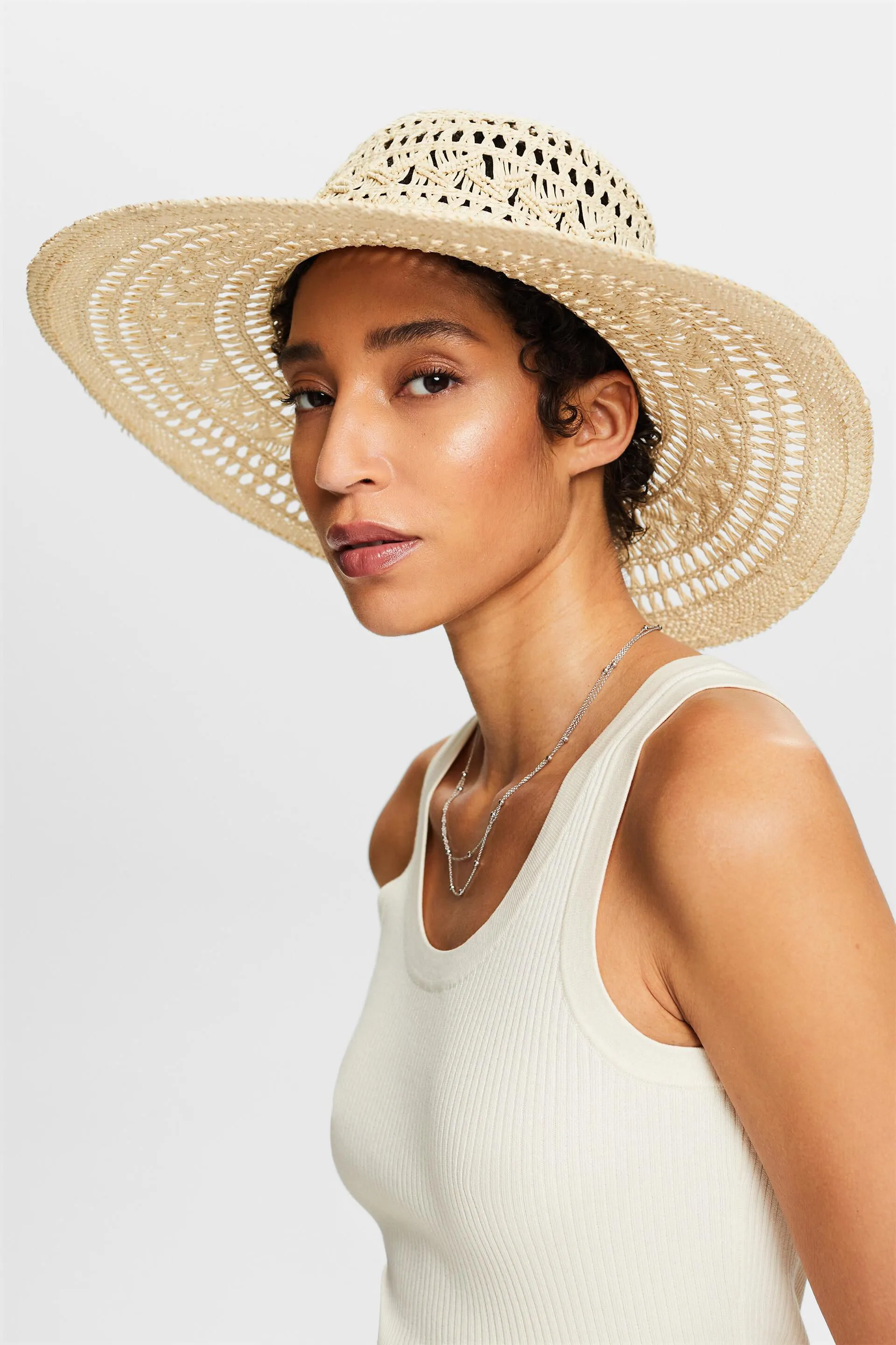 Cappello cloche in paglia intrecciata
