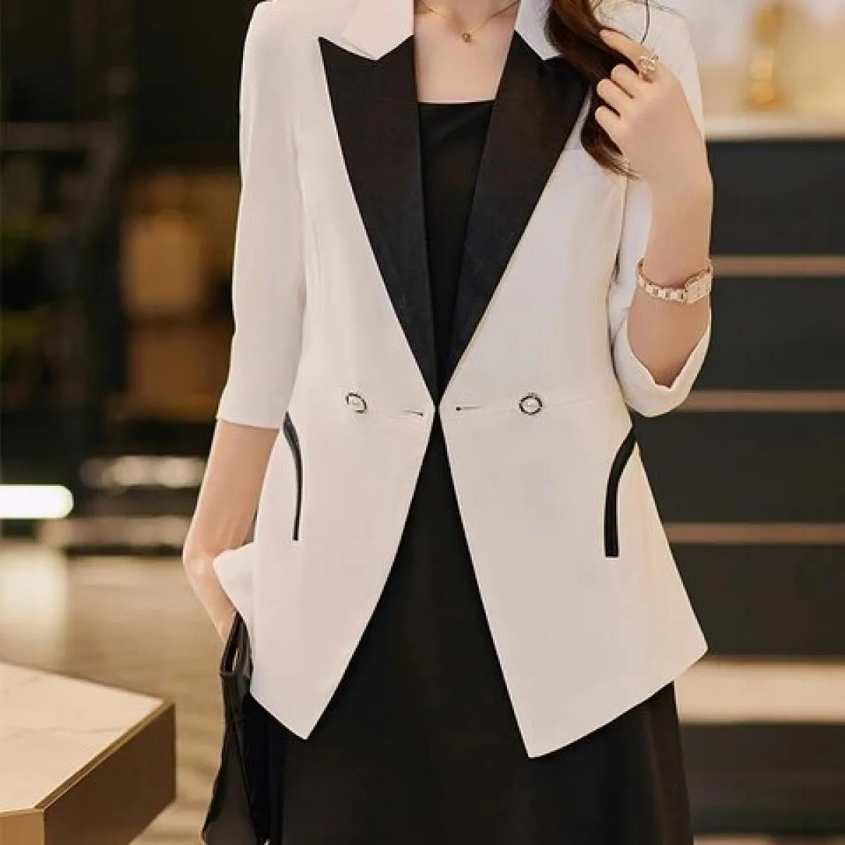 Cappotto da giacca formale femminile a mezza manica con bottone singolo a righe bianche e nere da donna primavera estate moda