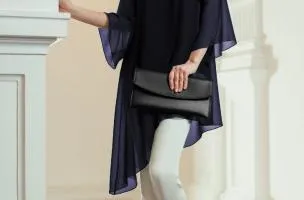 Elegante tunica traslucida con fiocco decorativo  Ginette, blu scuro