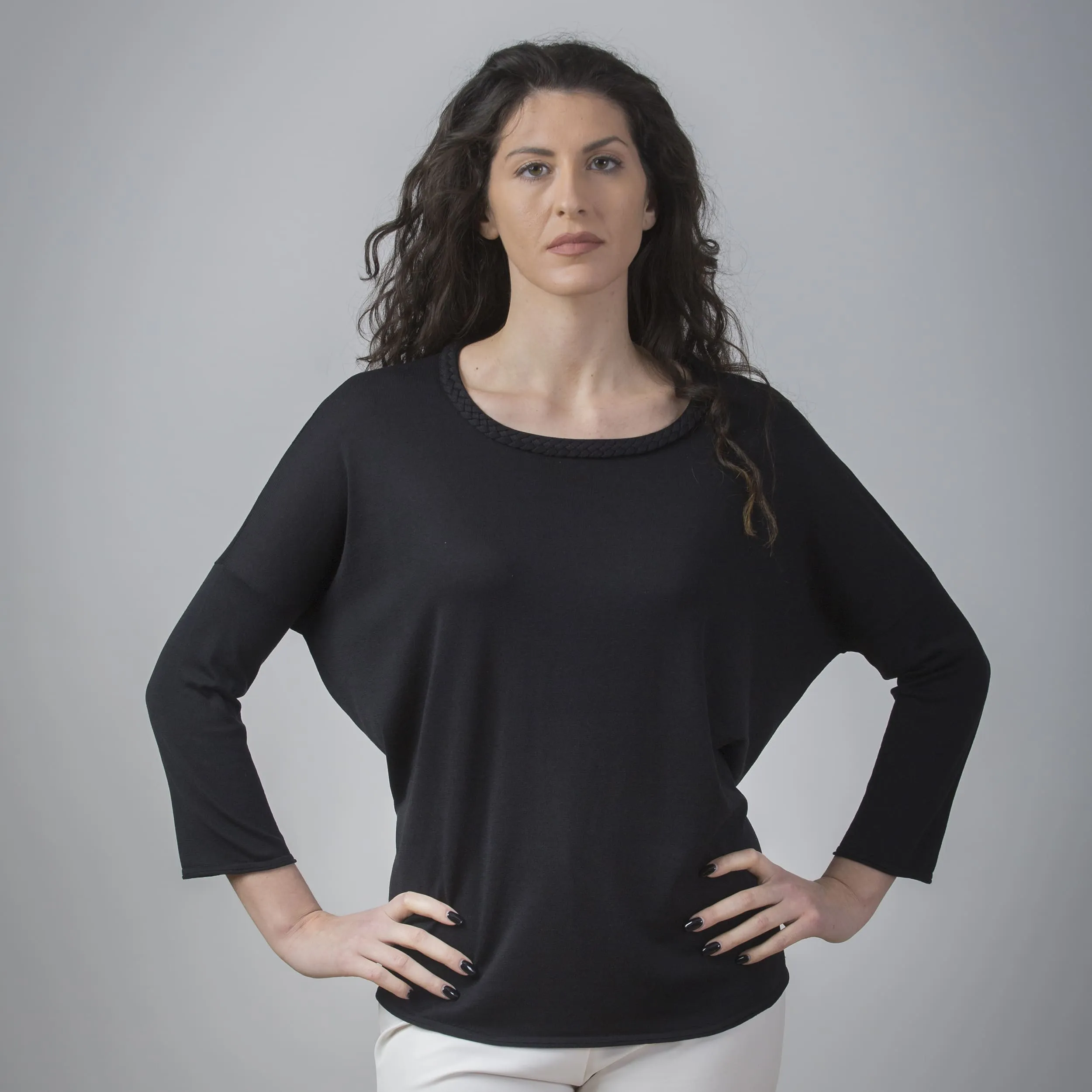 Maglia scollo barca con treccia e manica ampia