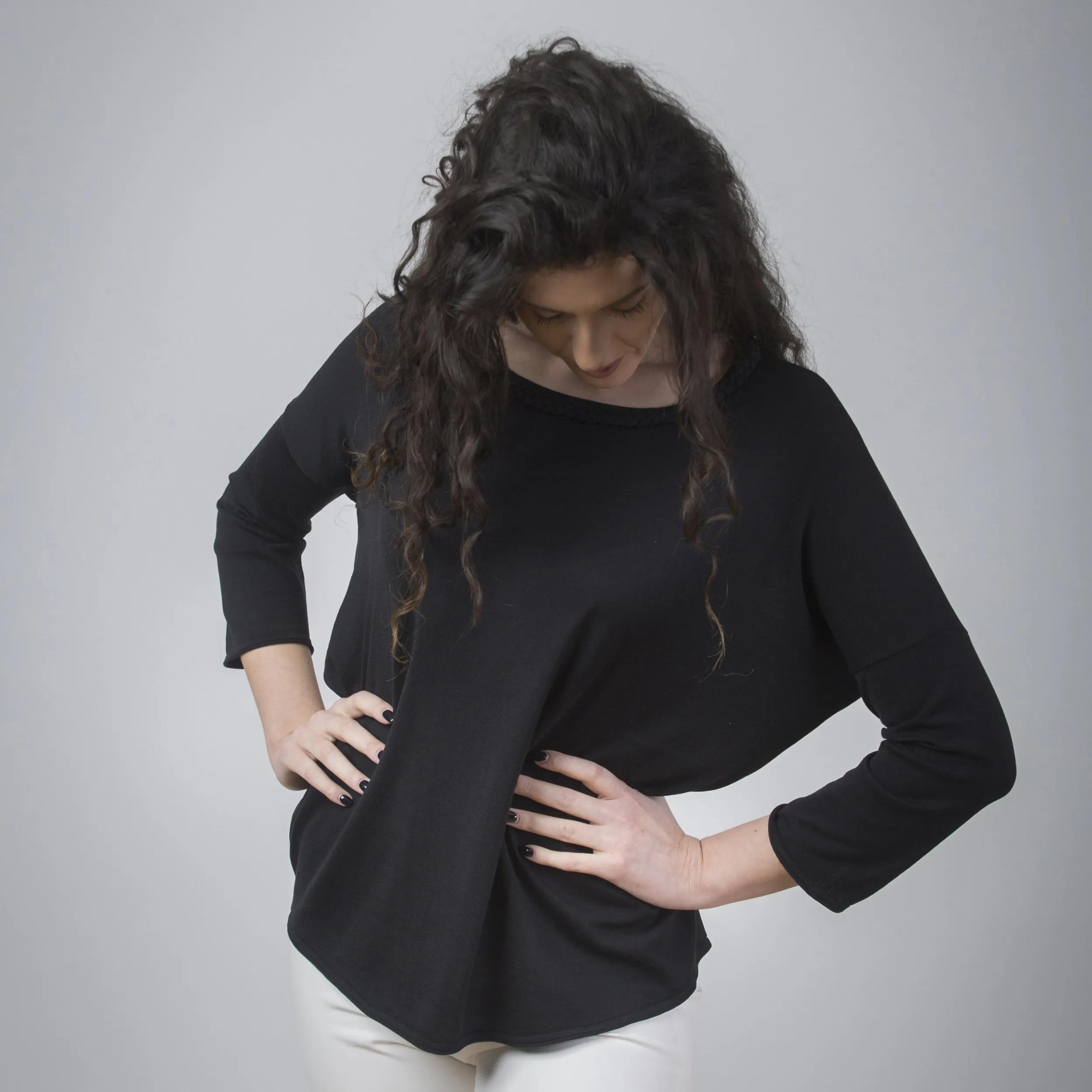 Maglia scollo barca con treccia e manica ampia