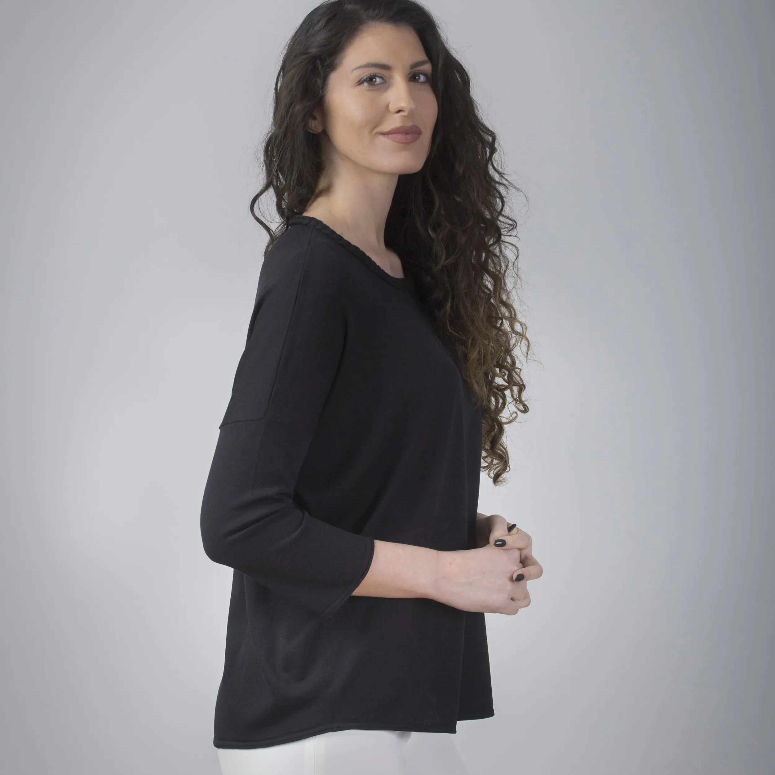Maglia scollo barca con treccia e manica ampia