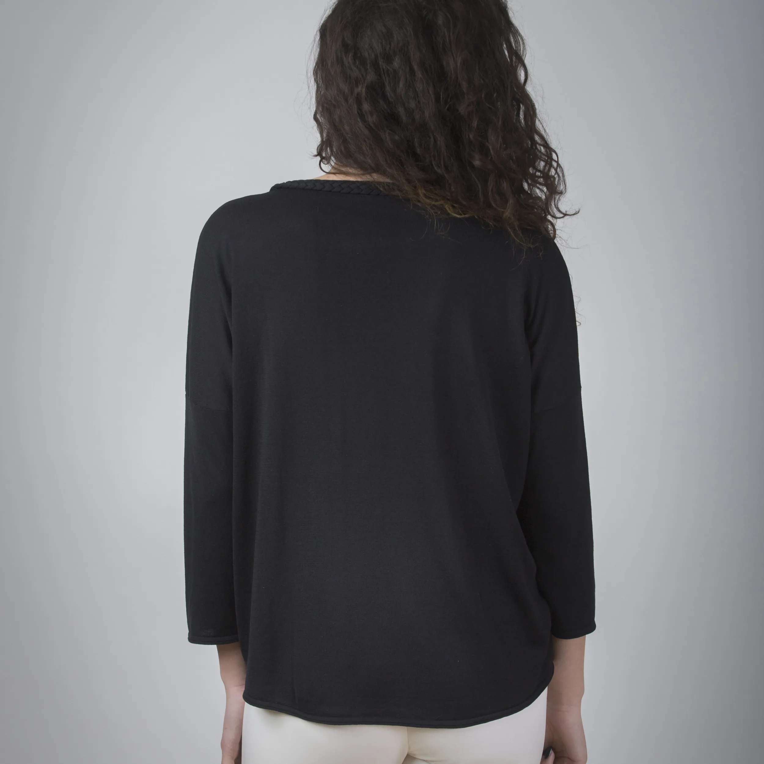 Maglia scollo barca con treccia e manica ampia