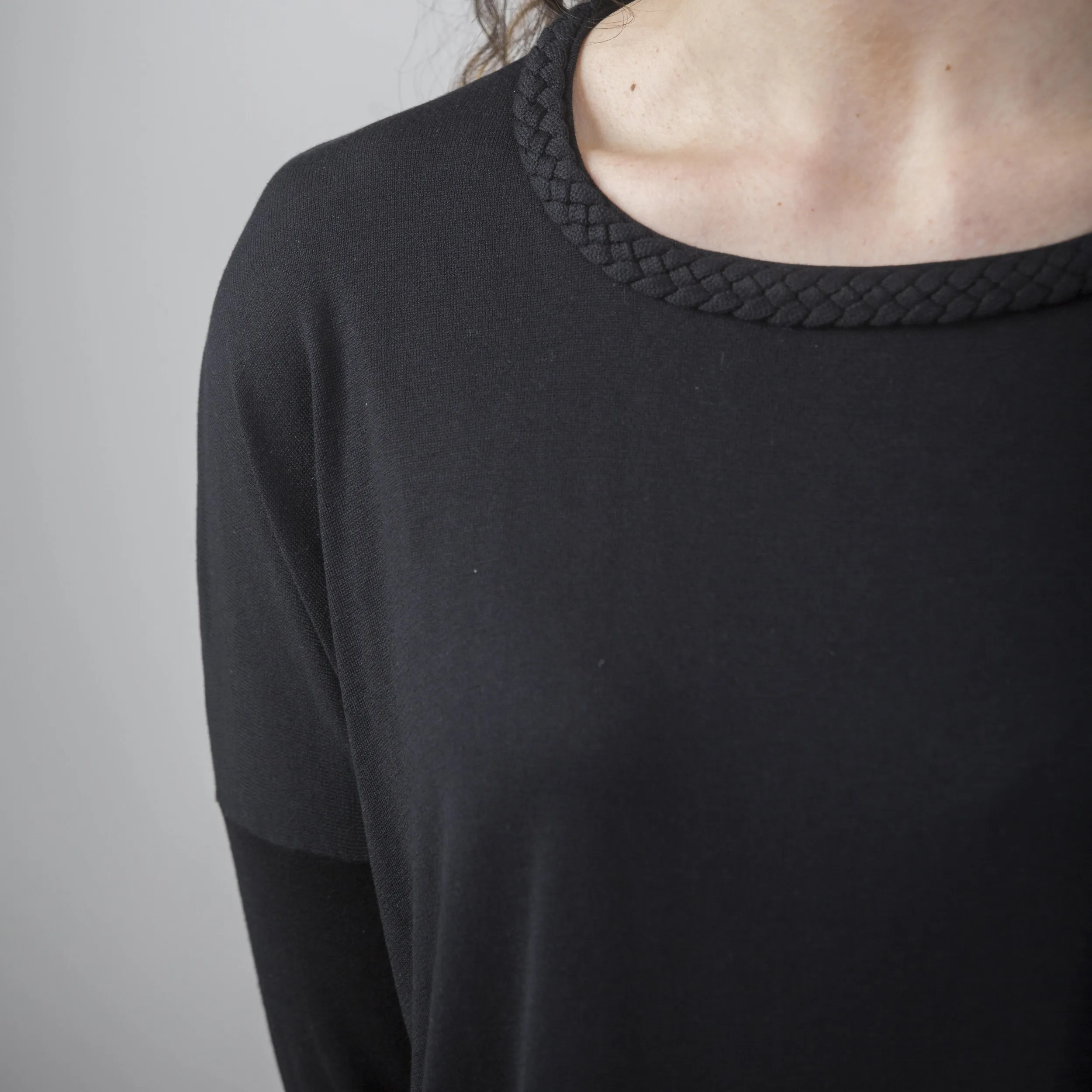 Maglia scollo barca con treccia e manica ampia