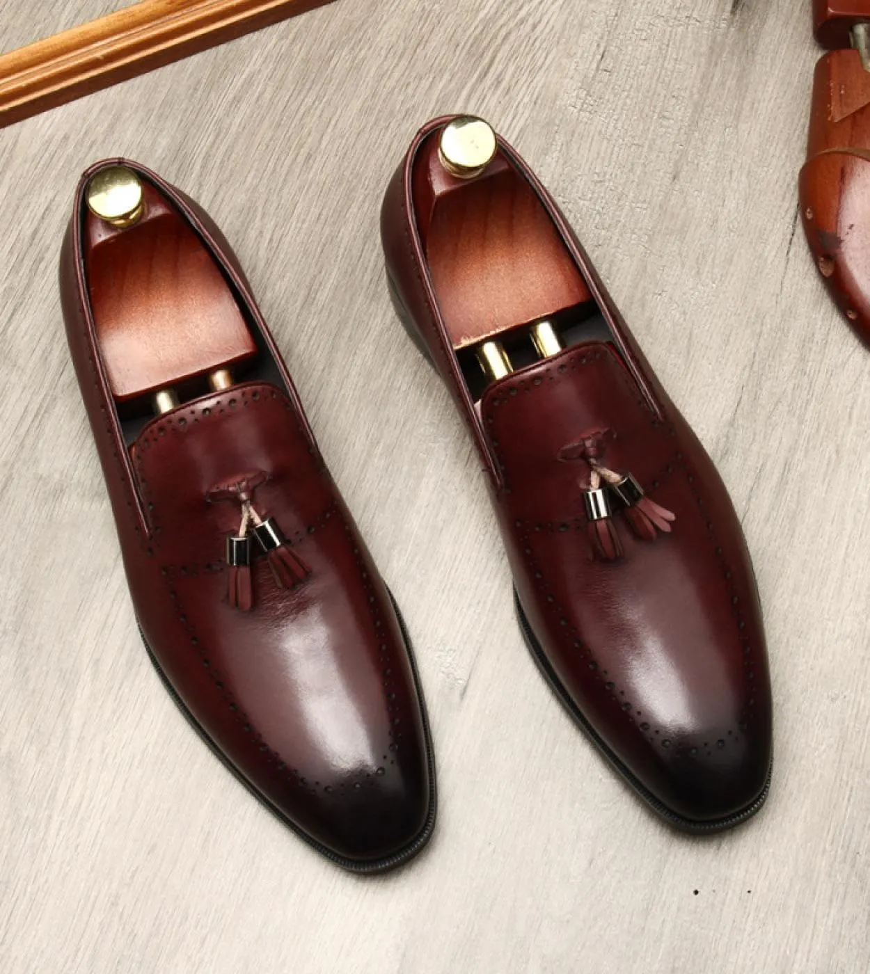 Moda Casual Uomo Scarpe eleganti di lusso Designer in vera pelle 2023 Nuovo stile Slip On Uomo Scarpe da lavoro da sposa Nappa L