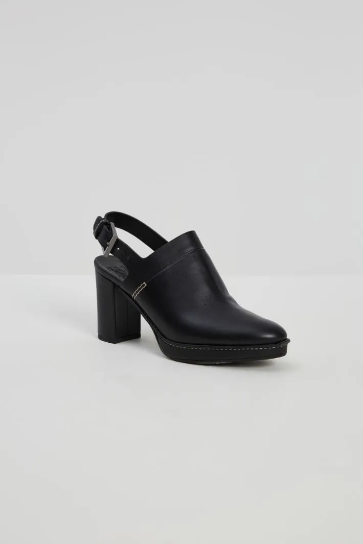 Mule in pelle con tacco