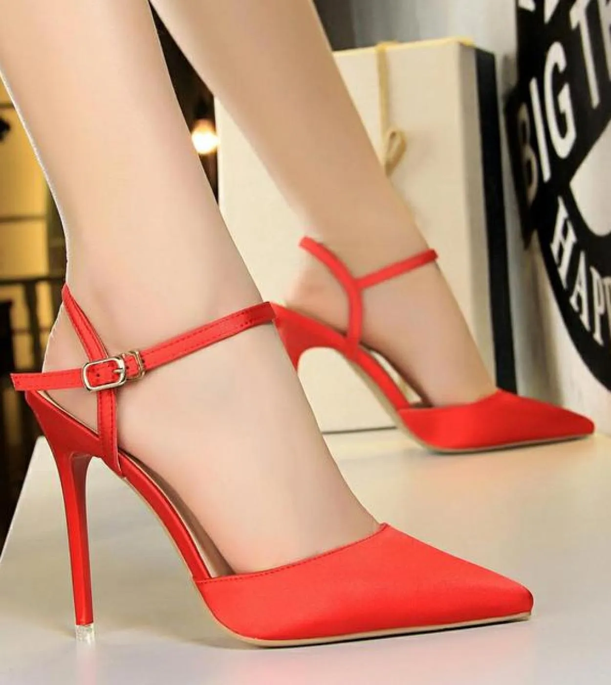 Nuove scarpe estive con tacco alto in seta Sandali con tacco basso in raso Sandali da donna a punta con fibbia sottile Sandali d