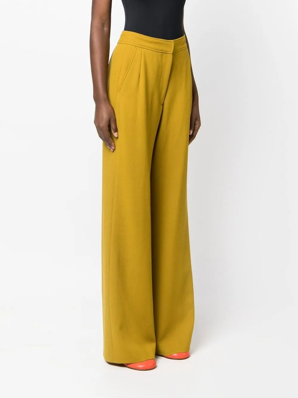 pantalone con gamba larga