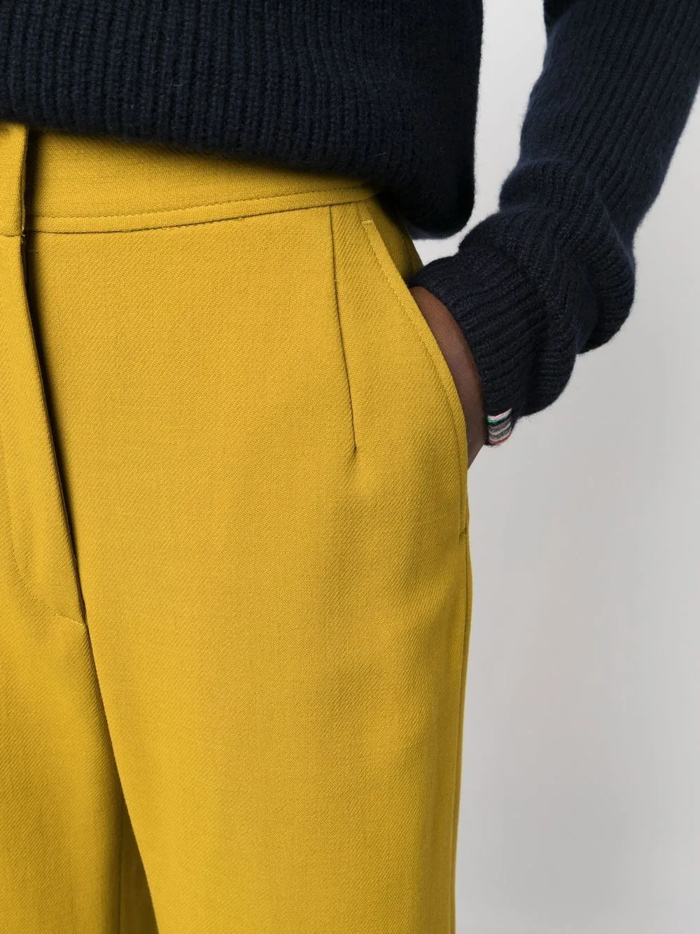 pantalone con gamba larga