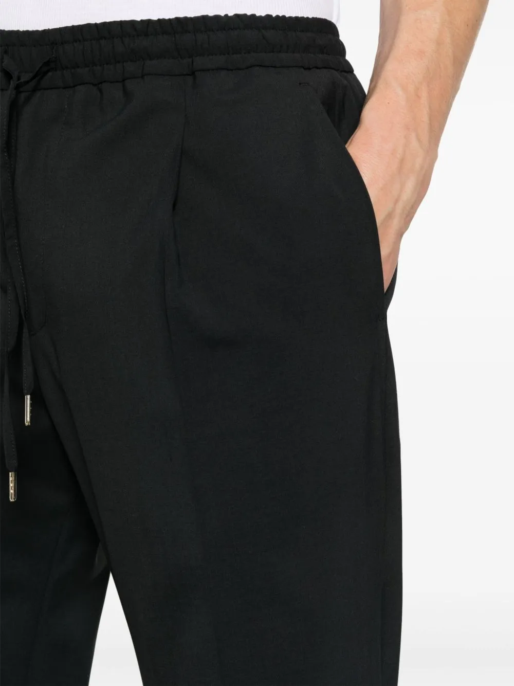 Pantaloni affusolati con pieghe in nero - uomo