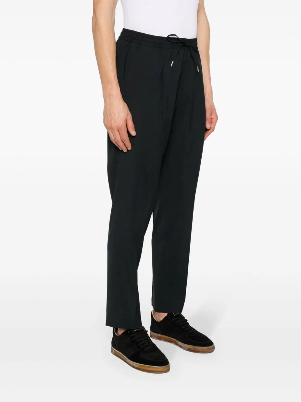 Pantaloni affusolati con pieghe in nero - uomo