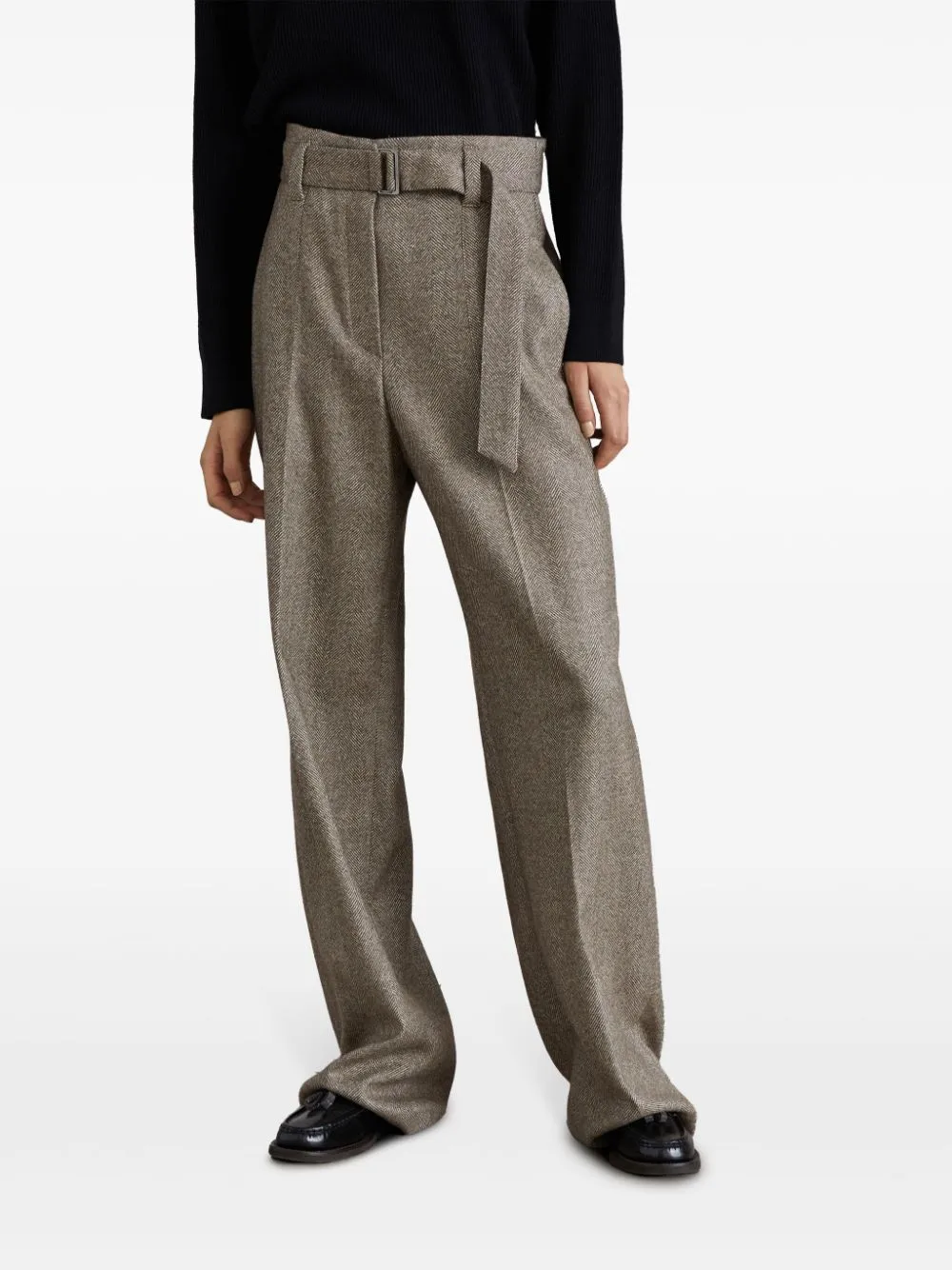 Pantaloni spigati con pieghe