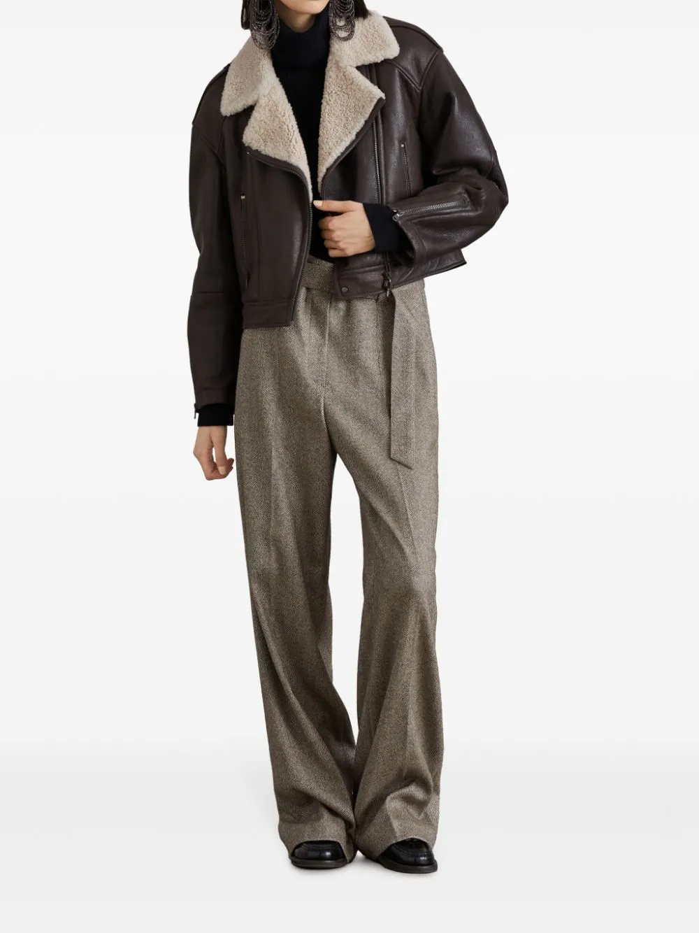 Pantaloni spigati con pieghe