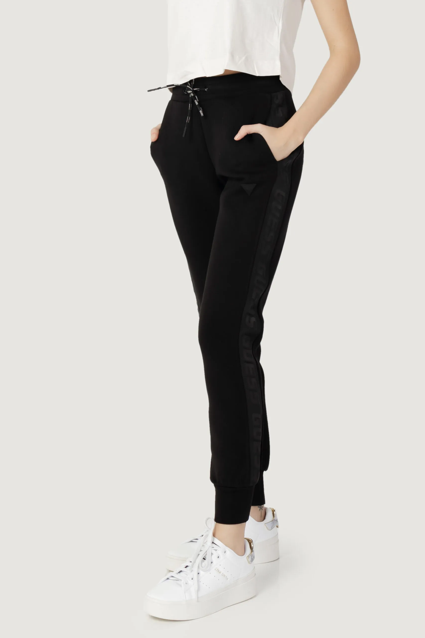 Pantaloni sportivi Guess Active ALLIE SCUBA JOGGER Nero