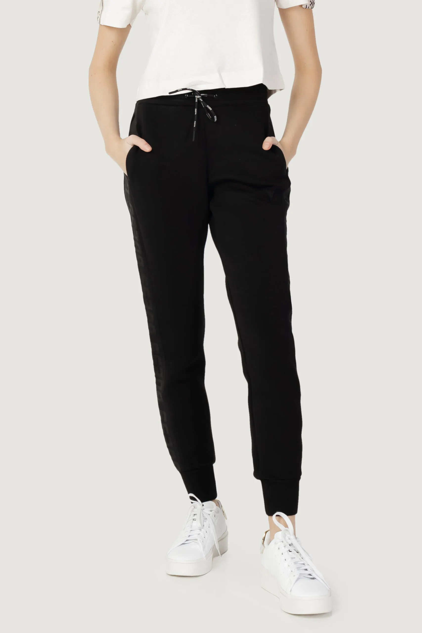 Pantaloni sportivi Guess Active ALLIE SCUBA JOGGER Nero