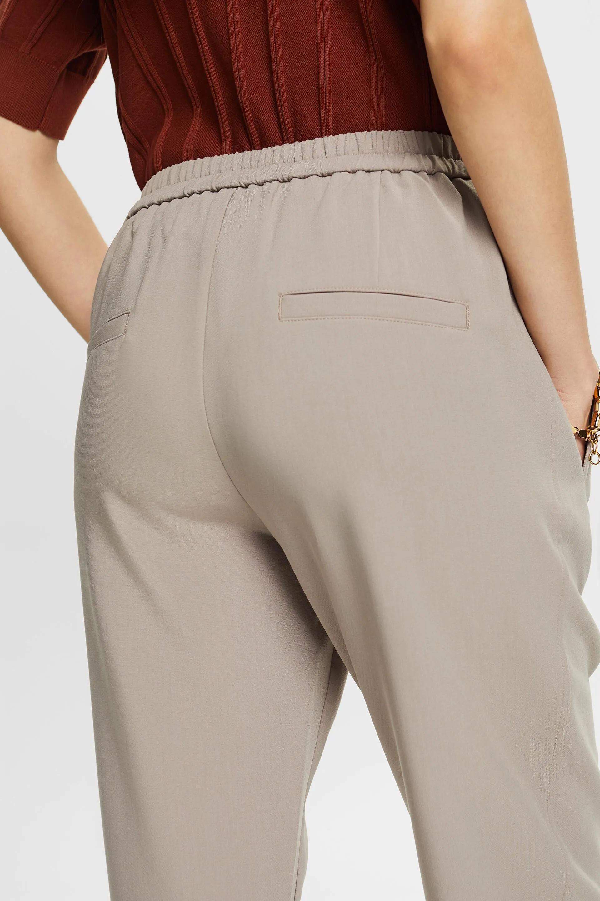 Pantaloni stile jogger a vita media